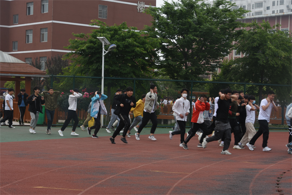阜阳科技工程学校防震演练2.jpg 阜阳科技工程学校防震演练2.jpg