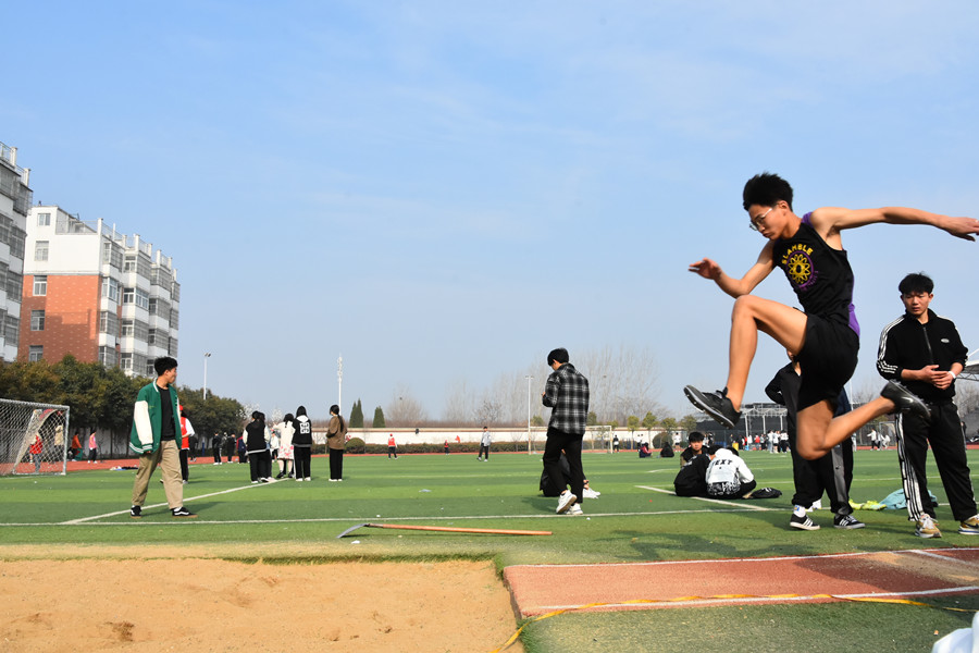 跳远_副本.jpg 跳远_副本.jpg