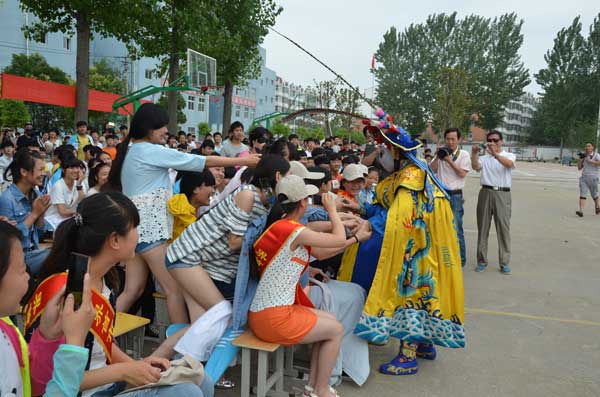 变脸绝活演员与观众交流