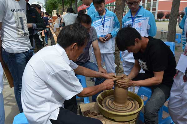 国家级彩陶传承人王京胜老师现场指导学生彩陶制作