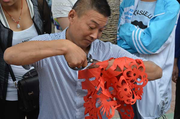 贾玉峰大师现场即兴剪纸